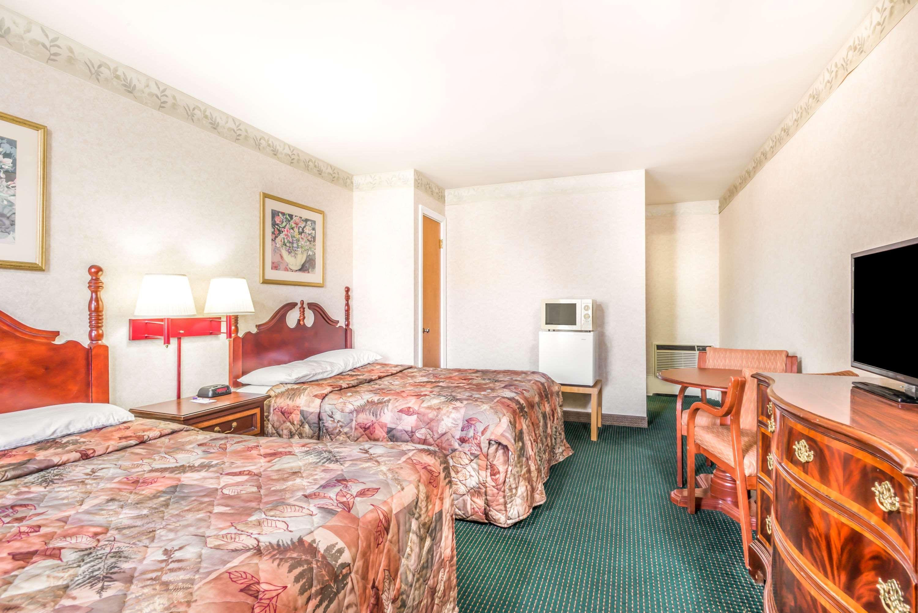 Knights Inn Lenox Zewnętrze zdjęcie