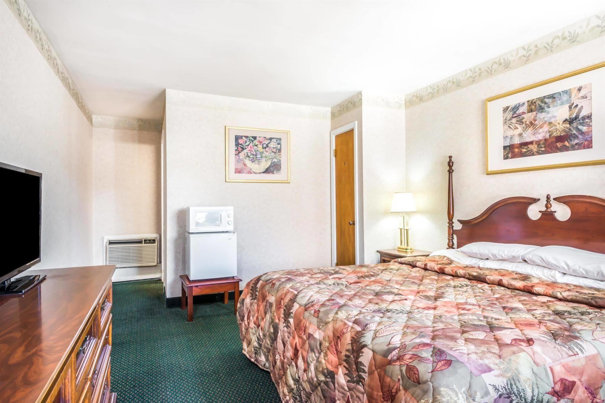 Knights Inn Lenox Zewnętrze zdjęcie